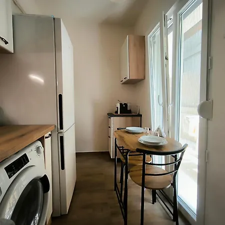 Apartman Port View, Veranda, 80 Sqm, Spacious Place For 6 Szaloniki