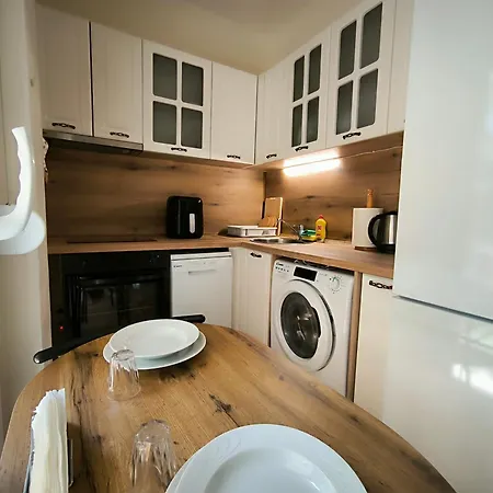 Port View, Veranda, 80 Sqm, Spacious Place For 6 * Thessaloniki